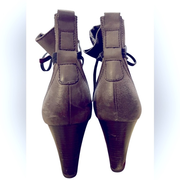 Tamari’s-👢Elegant Gray Leather Ankle Boots - Picture 3 of 6